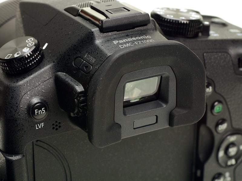 EVFには約236万ドットの0.39型有機ELを採用する