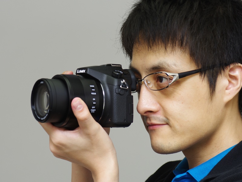 EVFはLUMIX GH4の同等品。ファインダー倍率は約1.88倍（35mm判換算で約0.7倍）