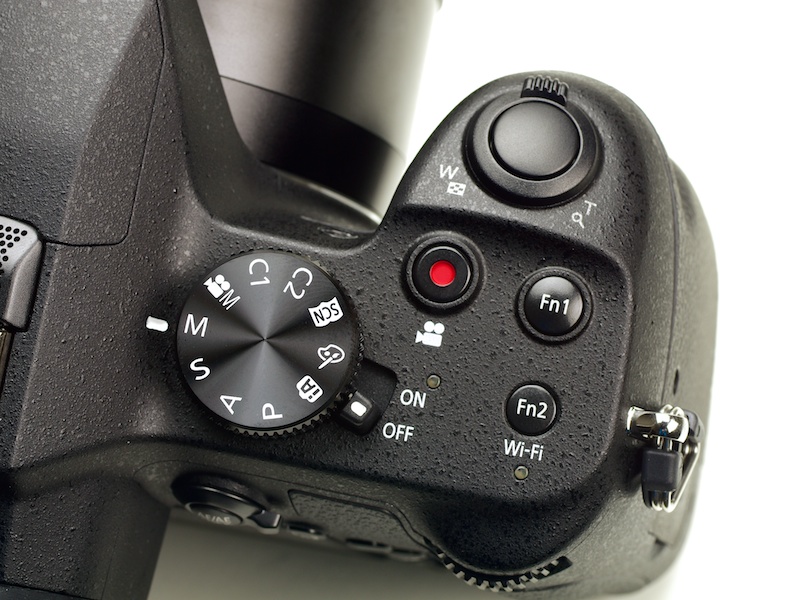 豊富なボタンやダイヤル類により、GH系を使用しているかのような操作性。鏡筒のマニュアルリングに加え、シャッターボタン同軸のズームレバーでもズーム操作が行なえる