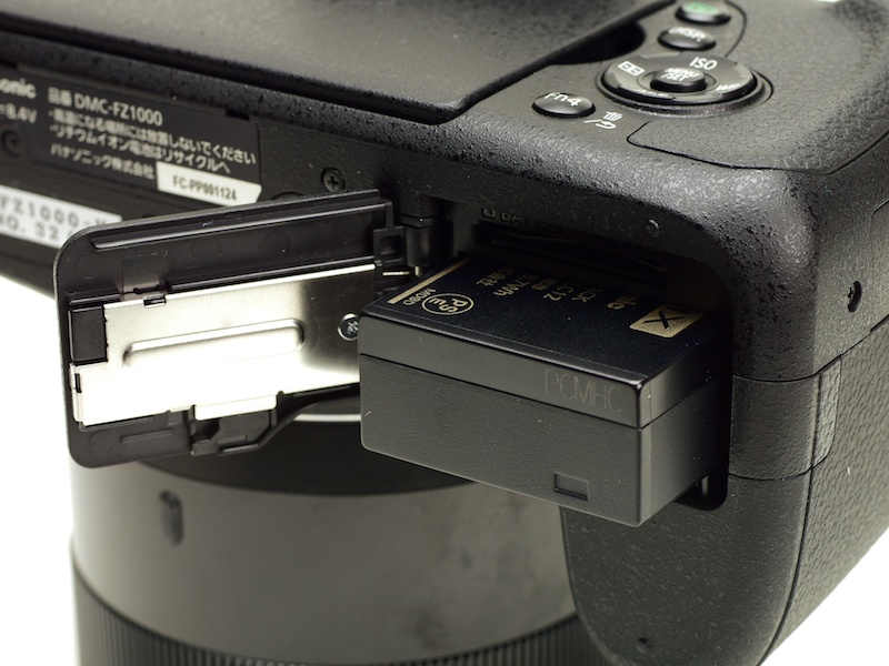 バッテリーはGH4、G6、FZ200などと共通のDMW-BLC12。静止画撮影可能枚数は約360枚
