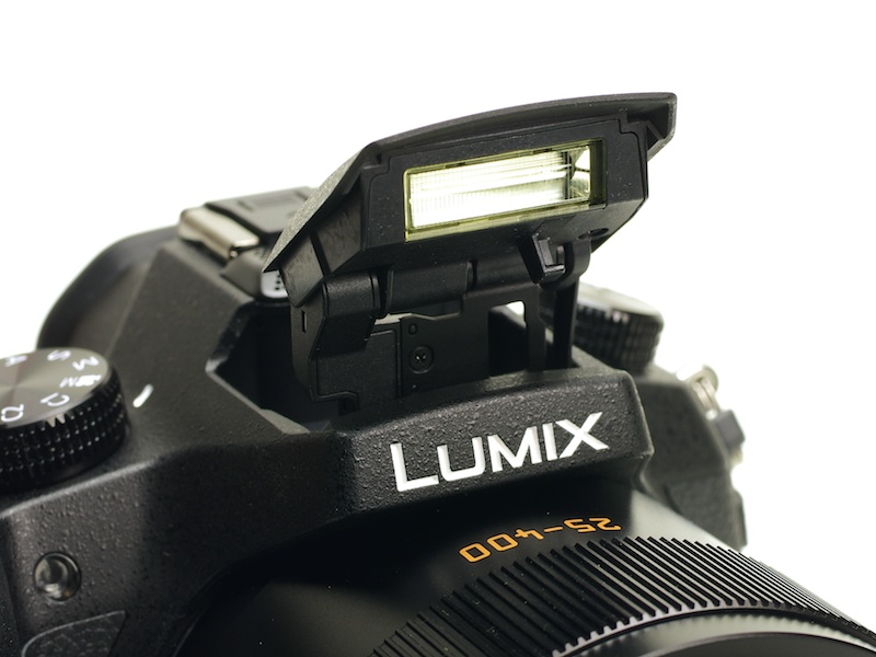 ポップアップストロボを備える。ホットシューもあり