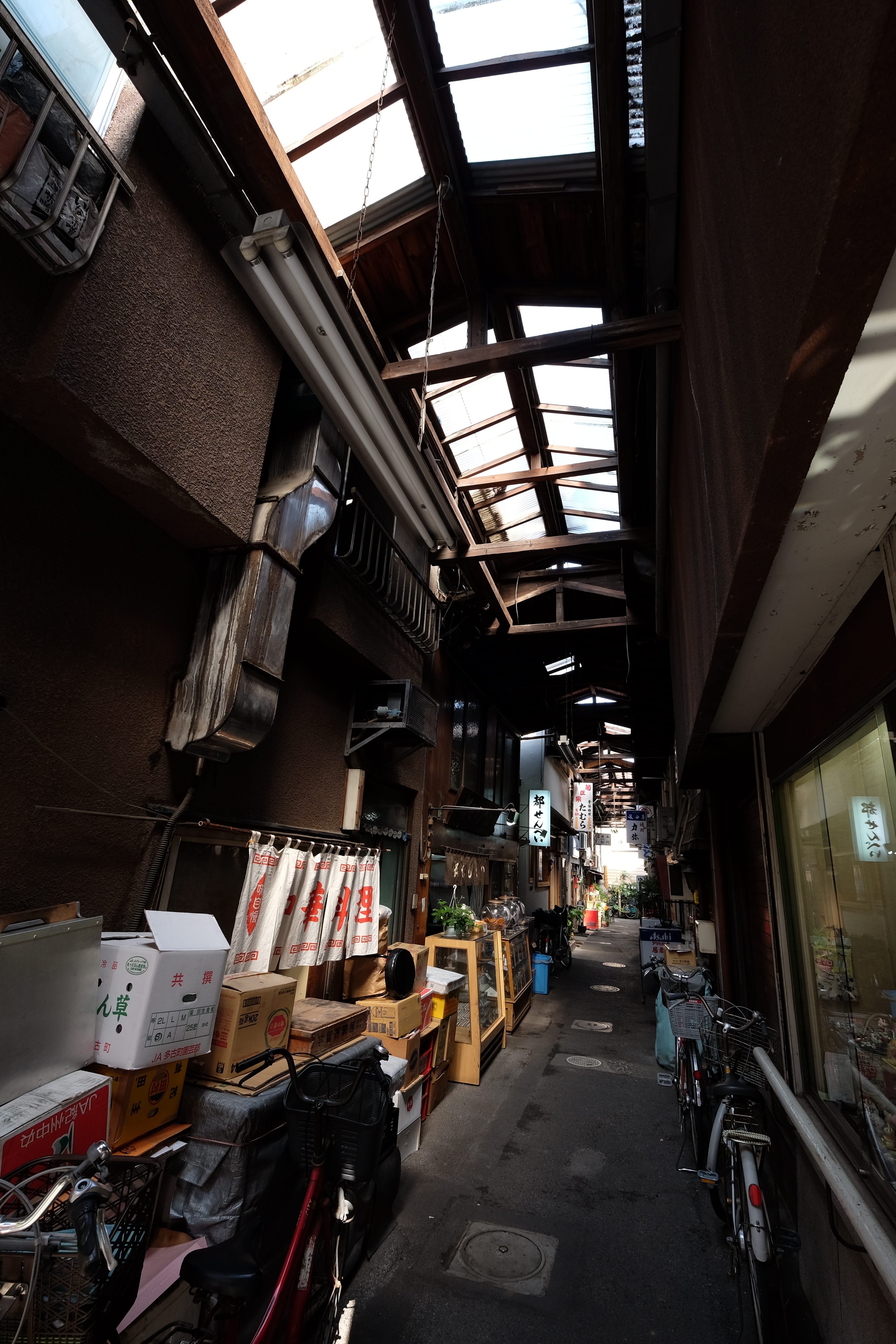 歪曲が少ないため、直線を配した絵面が実にサマになる。X-T1 / 1/35秒 / F5.6 / -1.33EV / ISO200 / 絞り優先AE / 10mm