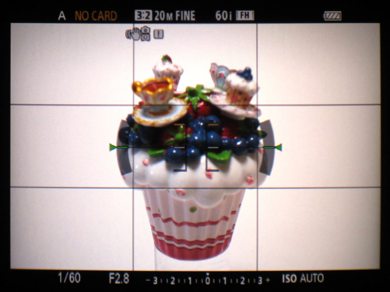 参考：EVFは0.39型144万ドット。コントラストも高く視認性はよい。この写真では歪曲しているが、これは画面を撮影したカメラによるもの。