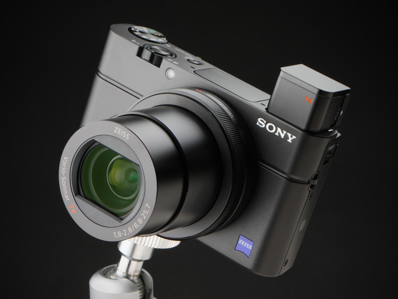 EVFをポップアップさせたところ。本稿執筆時点での実勢価格は税込9万5,000円前後。