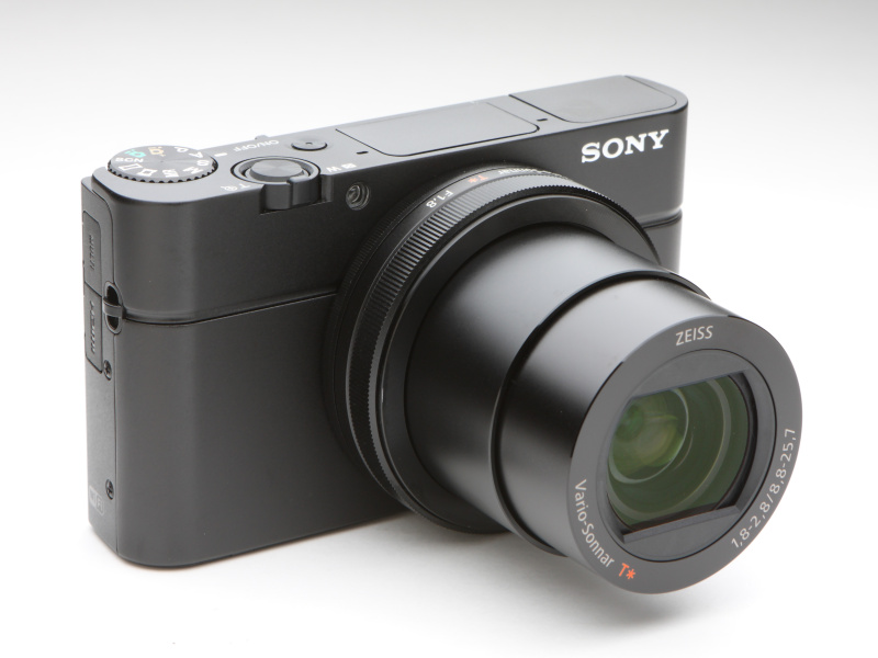 EVFとストロボを収納するとトップカバーがフラットになるため、一見するとマルチインターフェースシューのない初代RX100と見間違えてしまいそうだ。