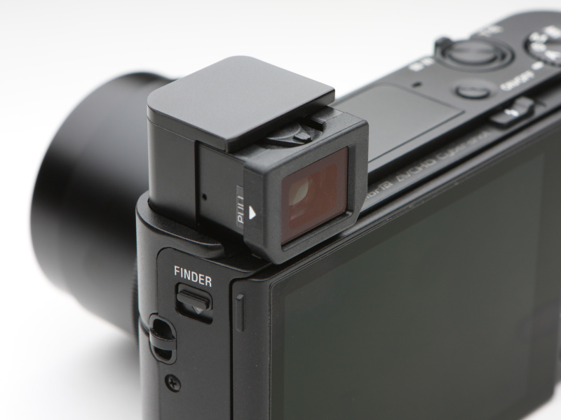 アイピースの上部に見える小さなレバーは視度調整用。写真ではアイピースで隠れて見えないが、アイセンサーも備えている。