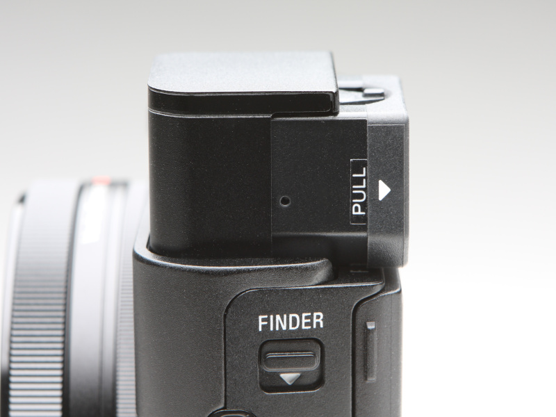 ポップアップしたEVFからアイピースを引き出して使用を開始する。些か面倒ではあるが、構造的に致し方ないところ。