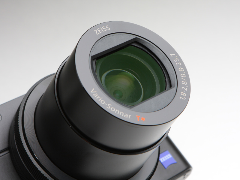 24-70mm相当のカールツァイス バリオ・ゾナーT＊8.8-25.7mm F1.8-2.8を搭載。これまでにくらべテレ端は物足りないが、その分ワイド側にシフトし何かと使い勝手はよい。