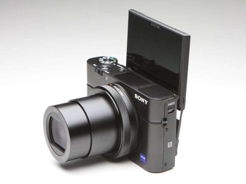 チルトタイプの液晶モニターは上方向に180度可動。自分撮りも手軽に楽しめる。