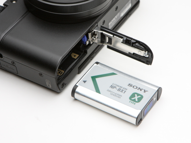 バッテリーは従来と同じ「NP-BX1」とする。フル充電からの静止画撮影可能枚数は液晶モニター使用時で約320枚、EVF使用時で約230枚とする（いずれもCIPA準拠）。