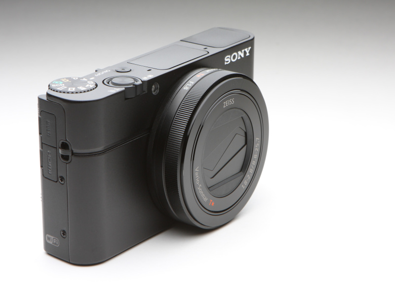 左よりレンズ収納時、ワイド端時、テレ端時となる。テレ端のときよりもワイド端のときのほうが鏡筒は長い。