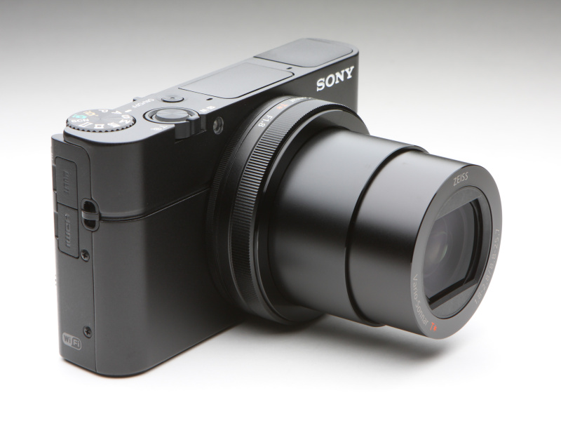 左よりレンズ収納時、ワイド端時、テレ端時となる。テレ端のときよりもワイド端のときのほうが鏡筒は長い。