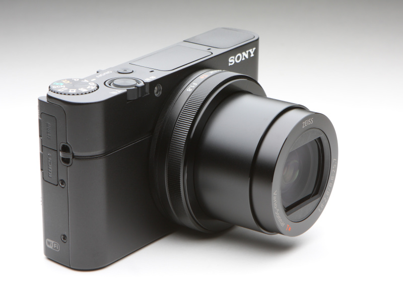 左よりレンズ収納時、ワイド端時、テレ端時となる。テレ端のときよりもワイド端のときのほうが鏡筒は長い。