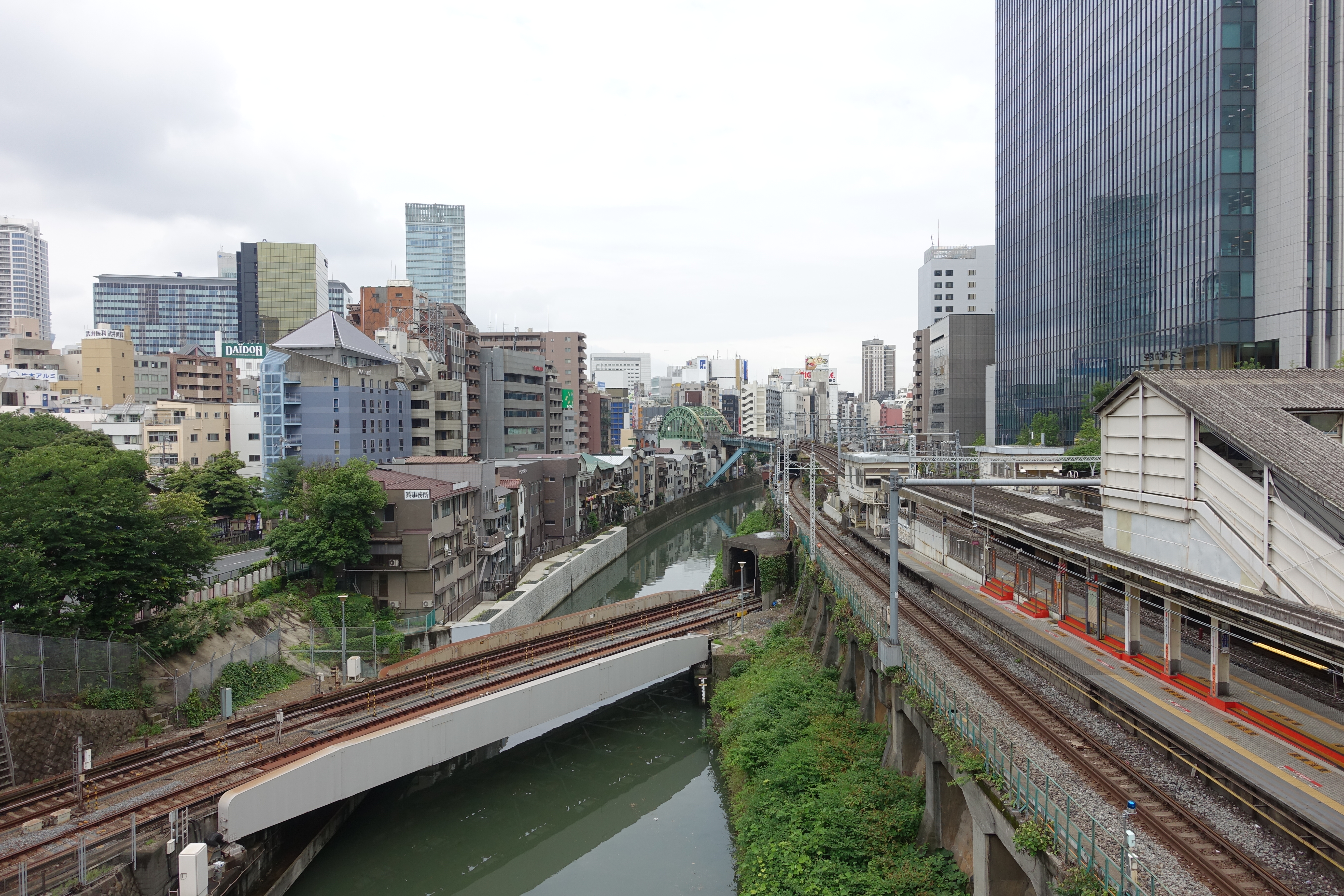 広角端（左、24mm相当）と望遠端（右、70mm相当）。いずれもISO125、F4