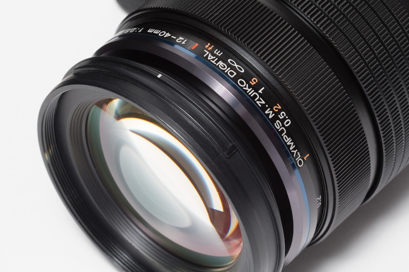 ピントリングを前後にスライドすることで、AFとMFとを瞬時に切り替えることができる「MFクラッチ（マニュアルフォーカス・クラッチ）機構」が搭載されている。撮影に使用したOM-D E-M1のEVFは、MFでもピント合わせが行ないやすい。AFポイントの位置にとらわれること無くピント合わせを行なう場合など、メニュー画面に入ること無くMFクラッチ機構でとっさにMFに切り替えられるのはとても便利だ。