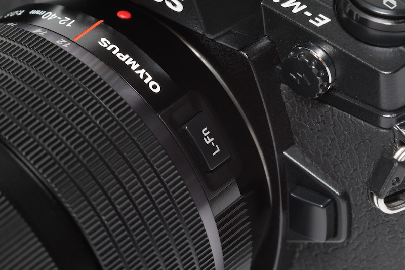 レンズ鏡筒の付け根付近には、複数の機能を割り当てられるファンクションボタン「L-Fn」が用意されている。例えば「AF停止」を割り当てておけば、カメラがAFを作動させる設定になっていても、押している間はAFが駆動しない。ポートレート撮影など、シャッターボタンを押すたびにAFが駆動して疎ましいときに活用できる