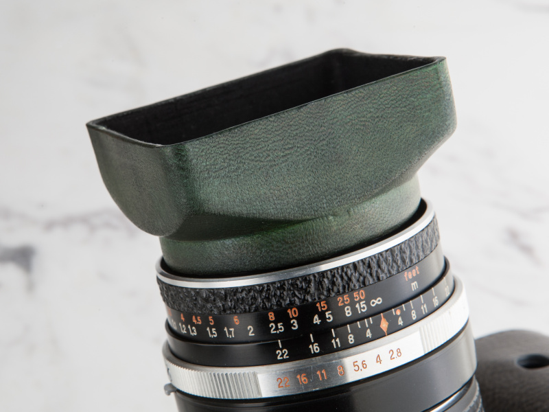 49mm径のレザーレンズフードは3,800円。ローライ風の角形デザインを採用している