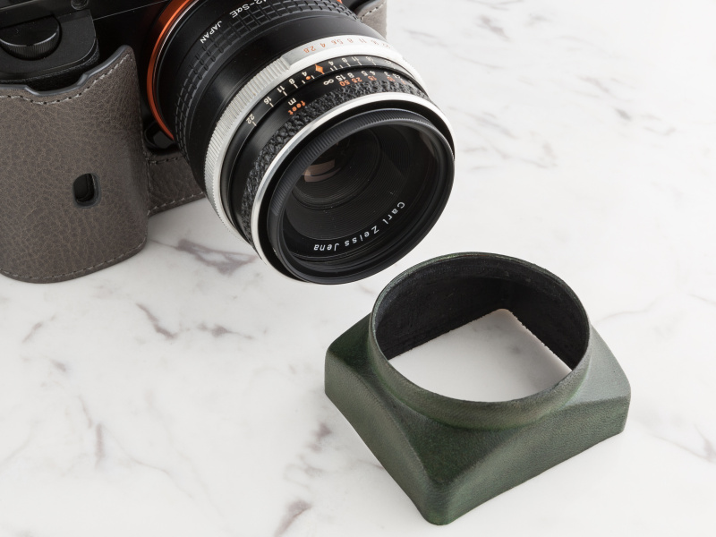 レンズに保護フィルターを付け、その上からかぶせると固定しやすい