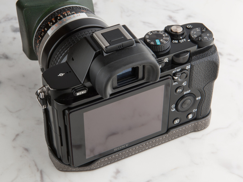 背面はオープンタイプで、下部の隅をカットオフしてモニターをチルトしやすい設計になっている