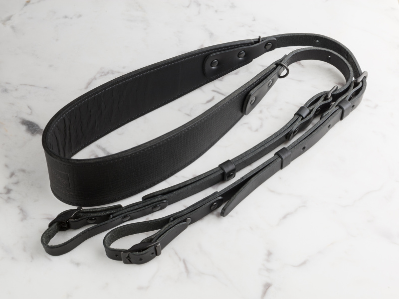 ロベルのフルブラックのストラップは1万3,500円。マップカメラで先行発売となる