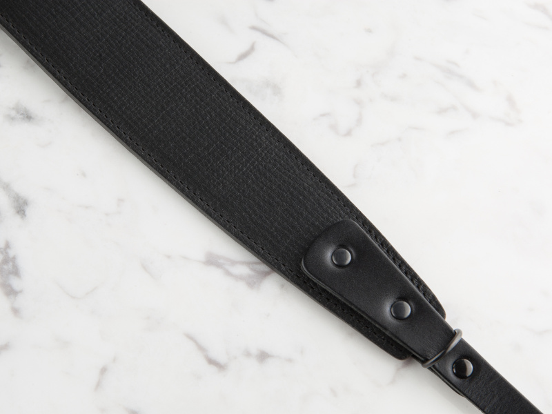 テイストの異なる2種類のブラックレザーを組み合わせ、黒に深みを持たせている