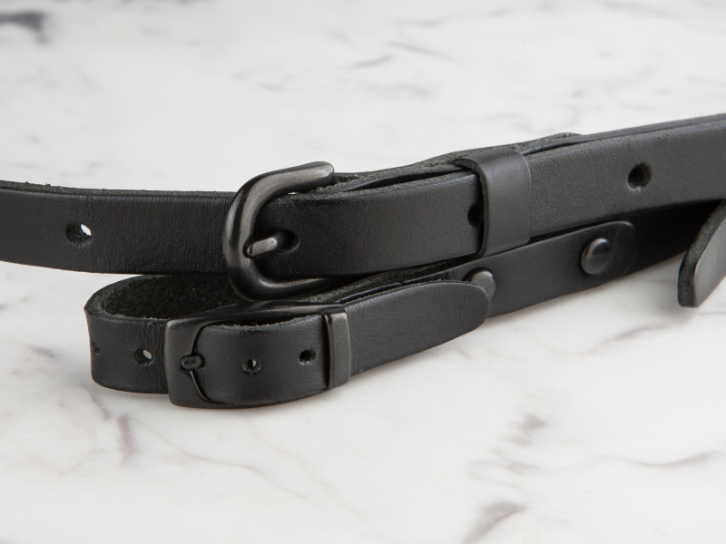 真鍮金具を黒染めしている。透明感のある塗装で、うっすらと地金の色が見え隠れする