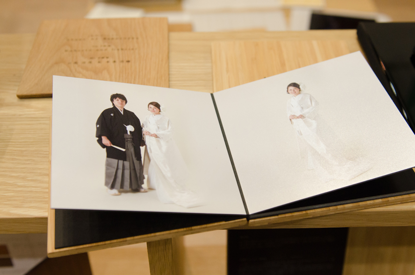 竹の直線的な美しさと自然な風合いが調和するフォトアルバム。硬く厚みのある表紙は「表紙」というより「表板」です。