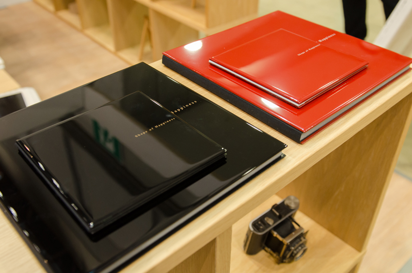 品のある艶から漂う高級感は、とくに和装ウェディングの写真にピッタリ。しっとりとした感触も心地いいです。