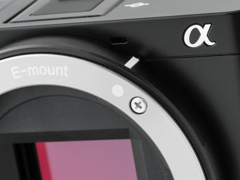 Eマウント機のマウント標点（レンズ取りつけマーク）がマウント側にあるのはいいのだけれど、あまり見やすくない。ので、側面に白いテープを貼り付けてみた