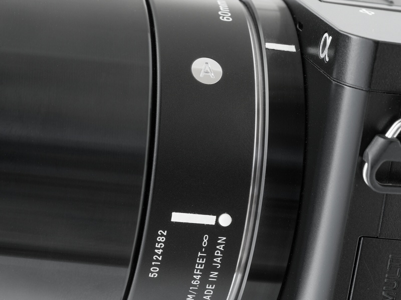 レンズ側も同様。見栄え的にはあまりよろしくはないのだけれど、暗い場所でのレンズ交換の際の見やすさは上々である