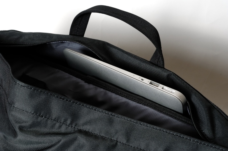 ノートPCは上面フラップ根元の線ファスナーから収納する