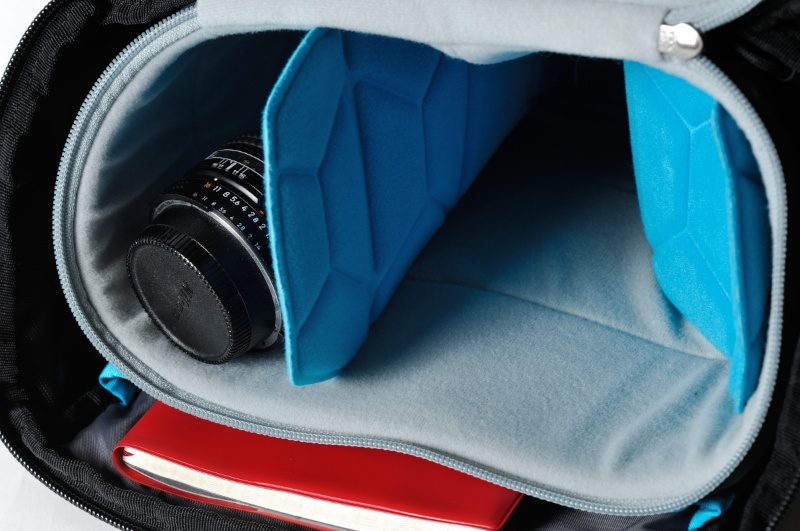 インナーはライトグレーと「THULEブルー」と呼ばれるスカイブルーで、視認性に優れる。インナーの仕切りは折り畳み可能