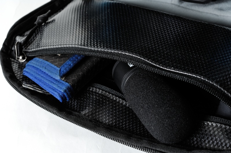 フラップ裏面のポケットにはメディアケースなどのアクセサリーを収納できる