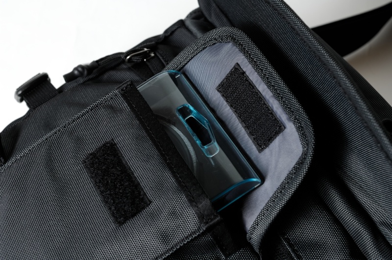 手前のフロントポケットにはフィルターなども収納可能