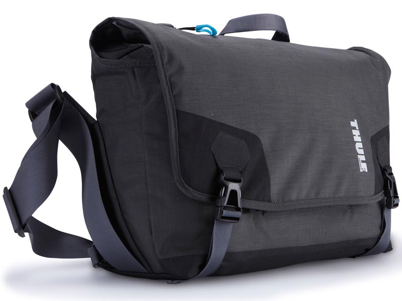 こちらはPerspektiv Messenger Bag。計6製品をラインナップする