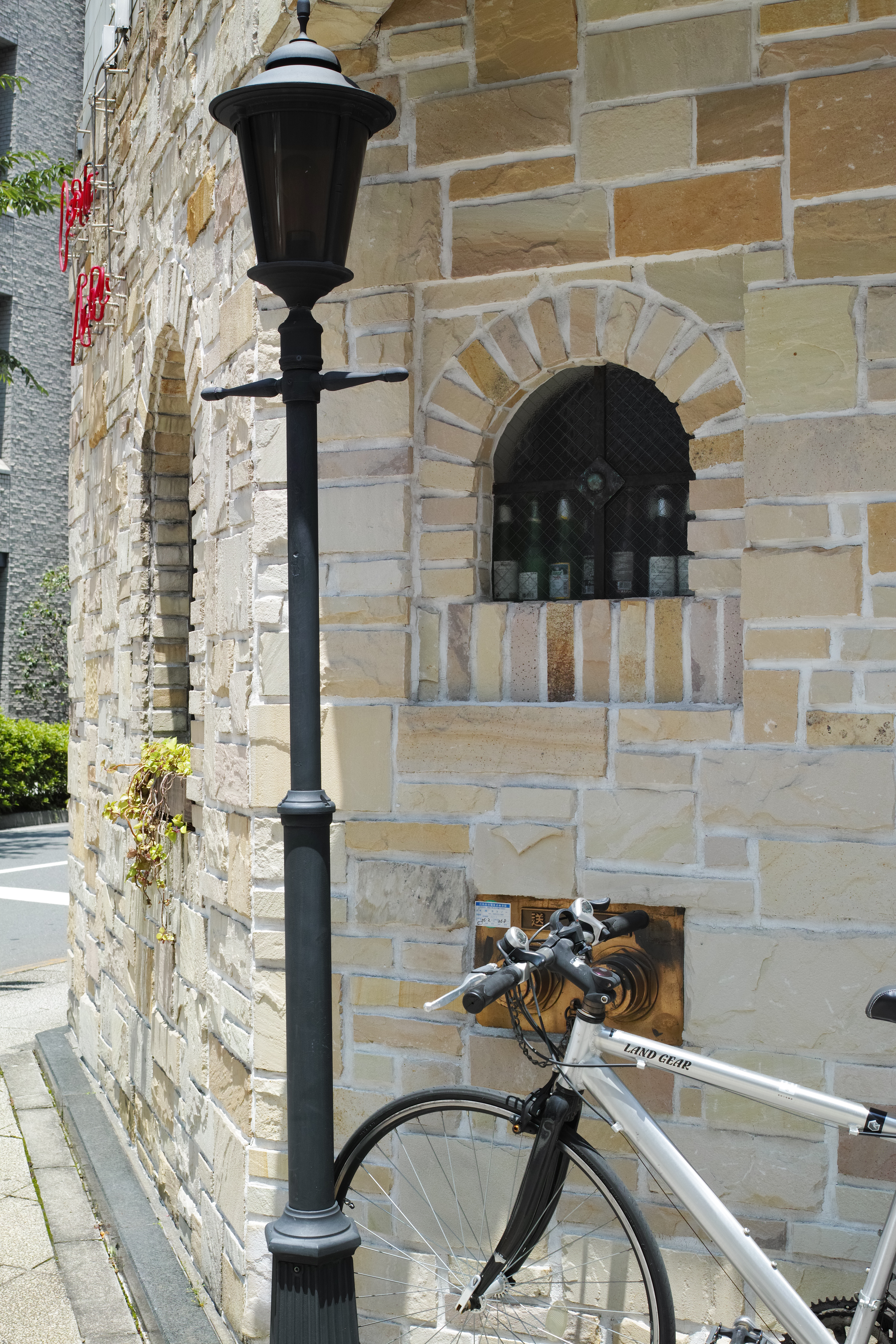 作例を見るかぎり、ディストーションや色のにじみなどは見受けられない。レンガ調の壁の微妙な色あいもしっかりと再現している。絞り優先AE / 1/125秒 / F8 / ISO100 / +0.33EV