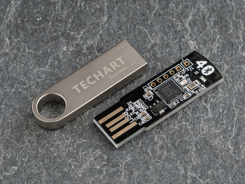 USBメモリーとBluetoothアダプターが付属。PC/iOS/Androidからワイヤレスでソフトウェアアップデートが可能だ