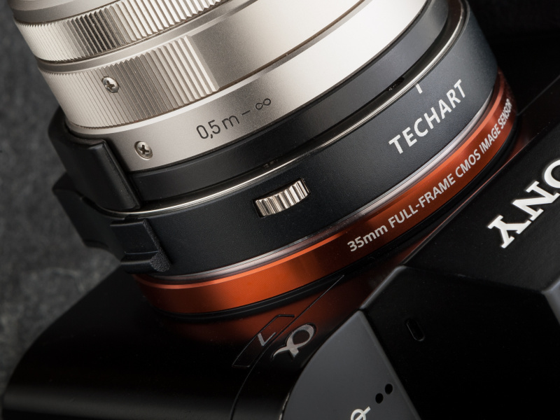 側面のMFホイールをまわすだけで、即座にMFモードに切り替わる。AFとMFのスイッチングはきわめてスムーズだ