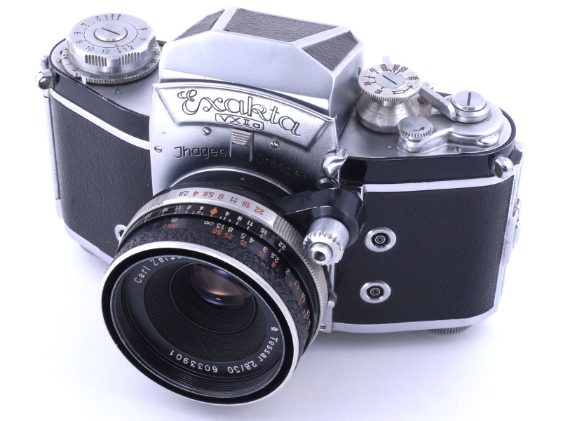 クラシックな外観と独自の機構に魅せられ、15年位前に中古カメラ市で買った「エクサクタ・ヴァレックスlla」で、1957年の製品だ。エクサクタは何故か左手側にシャッターボタンと巻き上げレバーがある「左利き仕様」のカメラで、実に使いづらいがそこが面白いとも言える。装着したレンズはカールツァイス・イエナ（Carl Zeiss Jena）から1961年に発売された自動絞りタイプの「テッサー（Tessar）50mm F2.8」である