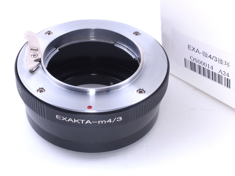 まず用意するのは、市販のエクサクタ→マイクロフォーサーズマウントアダプターだ。ネット通販でずいぶん安かったのだが中国製で、箱のシールに「EXA-微4/3接●（環）」（●は、おうへんに不）と書かれているのが面白い。仕上げは国産品より劣るものの、いちおう実用にはなる