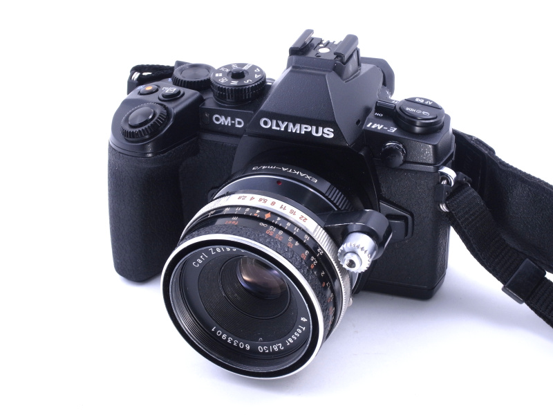 アダプターを介してテッサー50mm F2.8をE-M1に装着してみた。もちろんレンズとボディーのシャッターボタンは連動せず、「自動絞り」は作動しない。そこでマウントアダプターに、レンズと連動するシャッターボタンを設置することにする