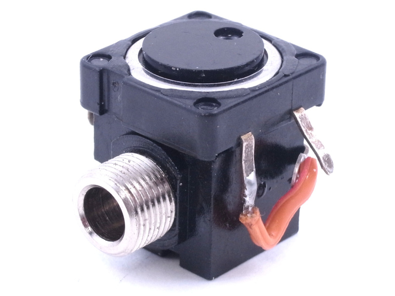 ピンジャック受け端子の上にマイクロスイッチを載せて接着し、半田付けする。ちなみに今回の工作はシンプルに市販のスイッチを使用し、そのため「シャッター半押し」機能はオミットした。