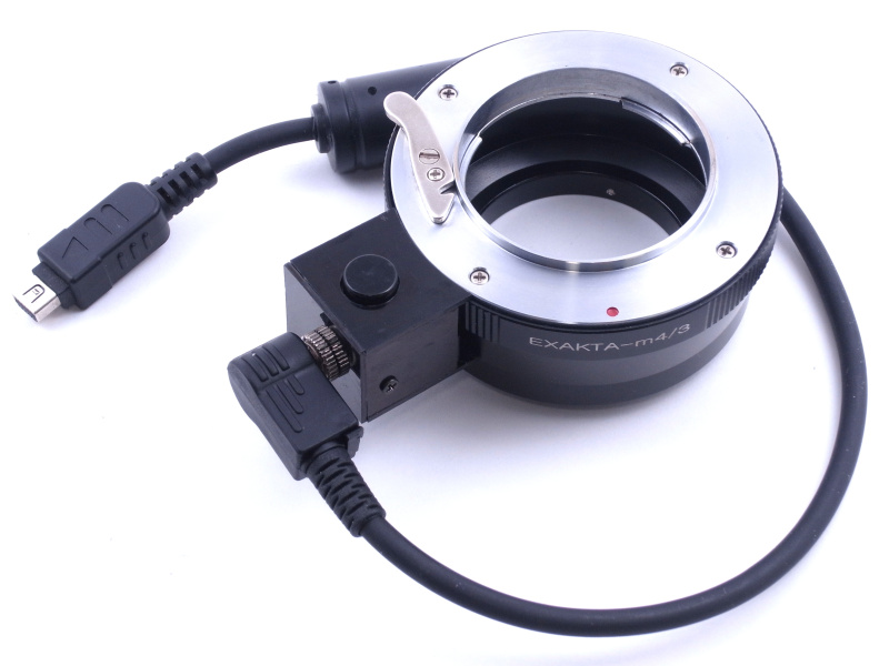 すべてのパーツを組み立て、ケーブルのピンジャックを差し込むと世界初? のデジカメ用「自動絞りマウントアダプター」が完成する