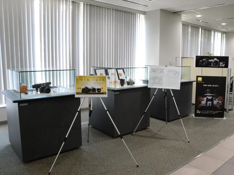 大井ウエストビル玄関の展示コーナー