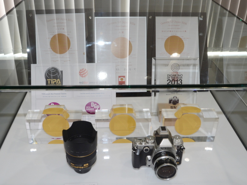 カメラグランプリ三冠など、DfとAF-S NIKKOR 58mm F1.4Gの受賞歴を展示