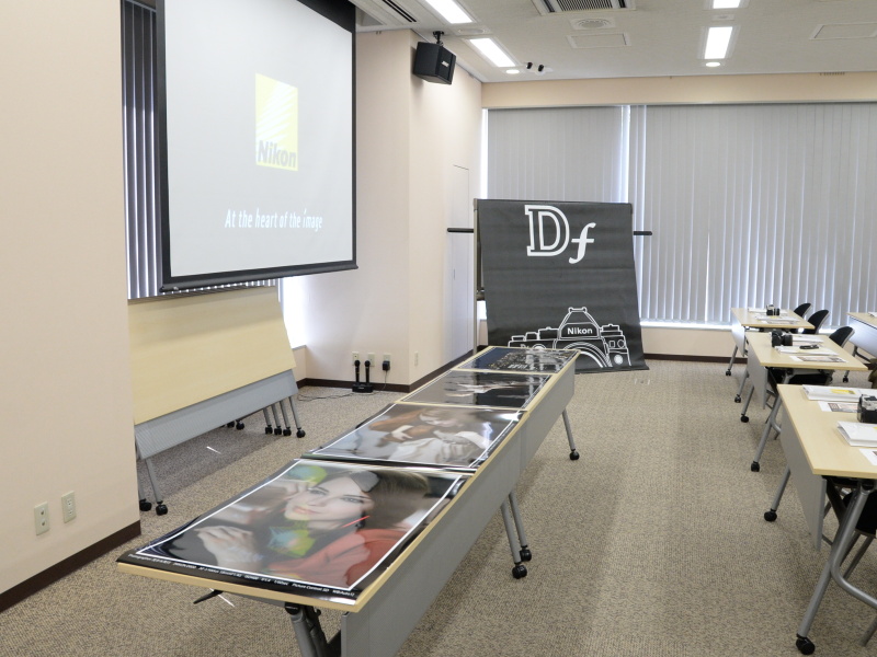 会場前方に、DfおよびAF-S NIKKOR 58mm F1.4Gの作例を用意。奥のDfバナーは、<a class="" href="http://dc.watch.impress.co.jp/docs/news/20131105_622200.html" target="blank">発表会</a>で使用したものを後藤氏が保管していたのだという