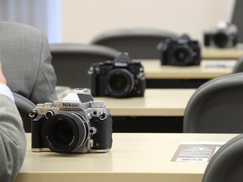 参加者の席には体験用のニコンDfが用意されていた