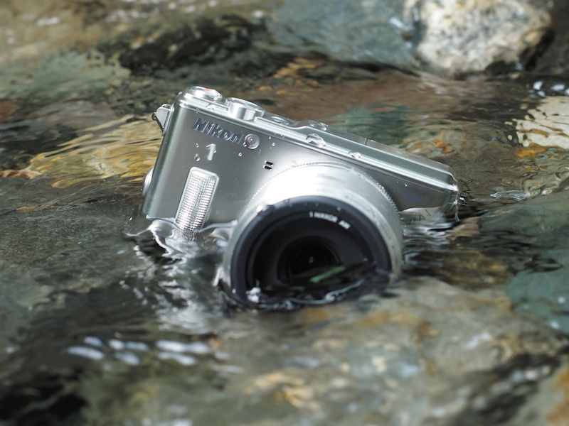 流れる水に浸けちゃっても大丈夫なAW1。レンズ交換式カメラがそのままで防水って……改めて驚いたりして。