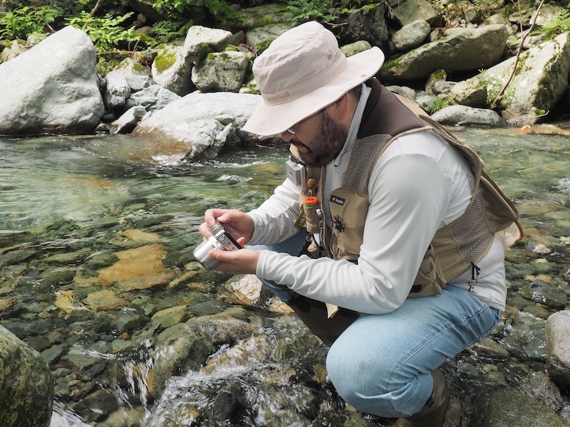 AW1のボディやレンズには滑り止めの細かな凹凸があり、水に濡れた手でもしっかりホールドできる。