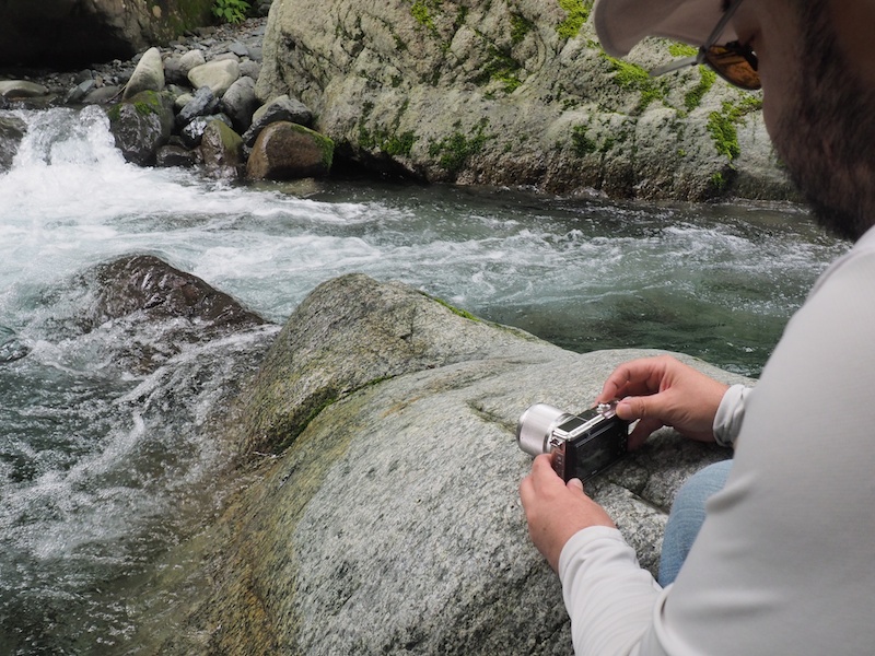 クリエイティブモードのシャッター優先オートを使い、小さな滝をスローシャッターで狙ってみる。岩の上でカメラを固定すれば手ブレしませんな。